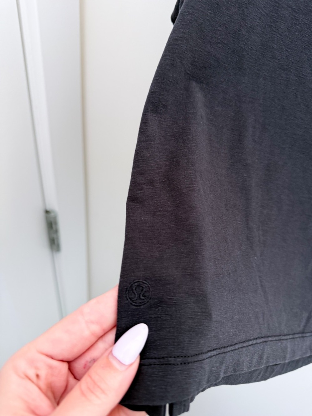 Lululemon Black Cropped T Shirt Size M 8 10 Athletic Top - Picture 5 of 8